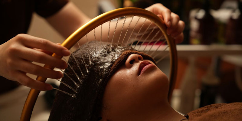 Gội đầu thư giãn thảo dược không chỉ giúp giải tỏa căng thẳng tinh thần mà còn là phương pháp thiêng liêng cho mái tóc khỏe đẹp và da đầu thông thoáng.