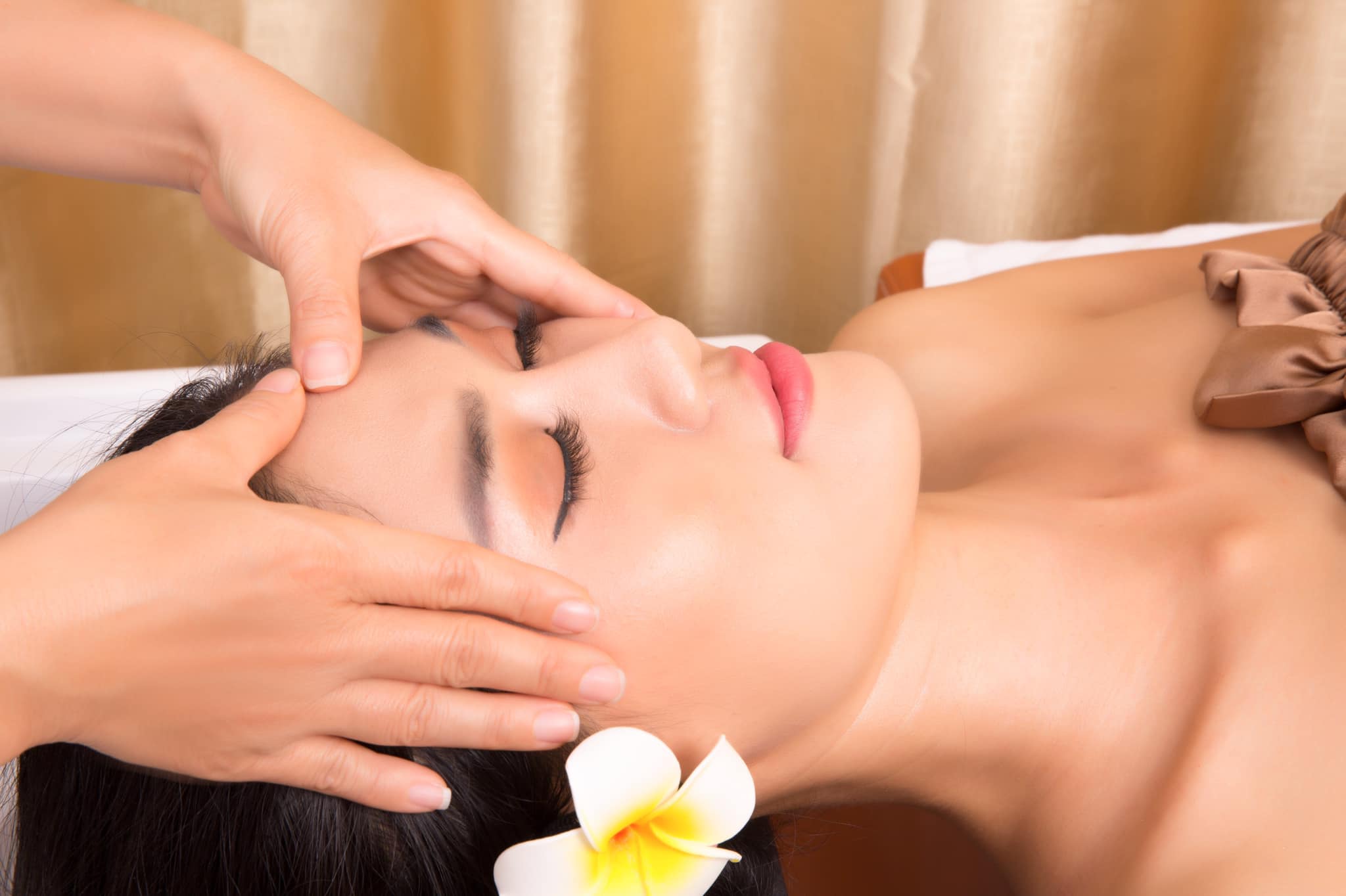 Để hưởng trọn vẹn lợi ích từ gội đầu thư giãn tinh thần, bạn nên lựa chọn địa điểm uy tín có đội ngũ kỹ thuật viên lành nghề.