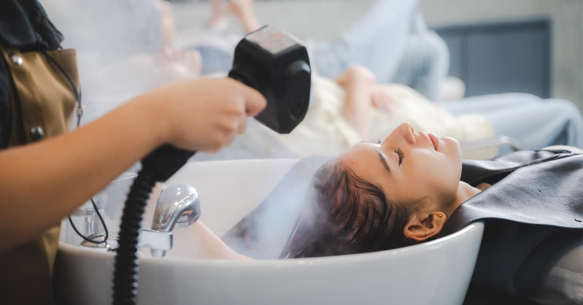 Liệu pháp phục hồi tóc cao cấp tại spa đóng vai trò quan trọng trong việc chăm sóc và cải thiện độ chắc khỏe của mái tóc