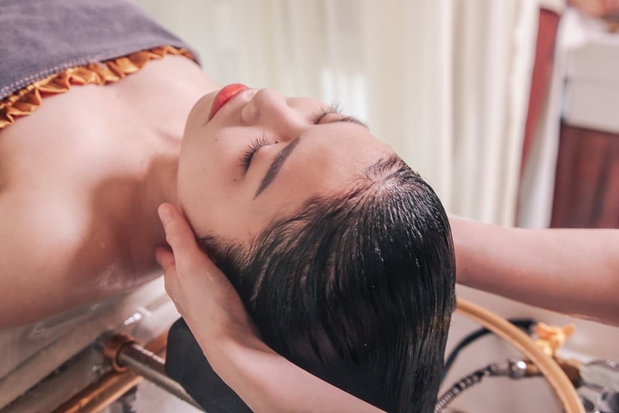 Liệu trình gội đầu dưỡng sinh trở thành sự lựa chọn phổ biến giúp cải thiện sức khỏe da đầu và nuôi dưỡng tóc từ bên trong.