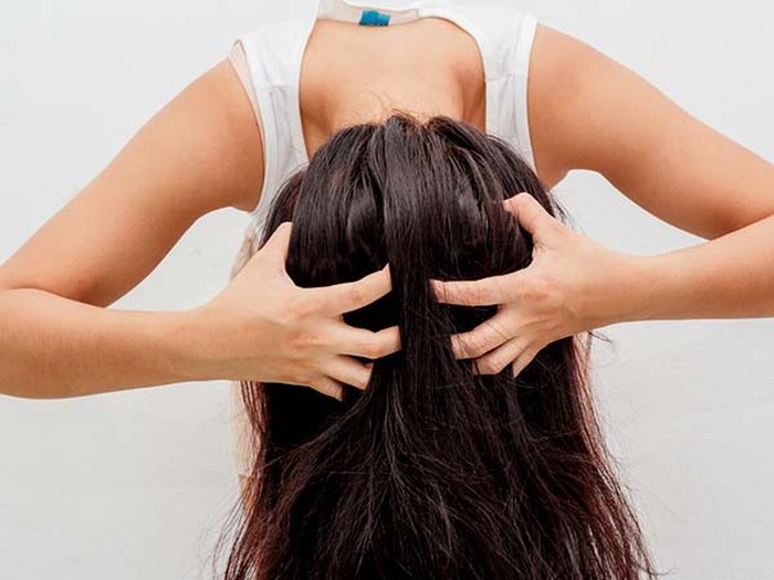Bước đầu tiên trong quy trình dưỡng tóc 5 bước tại nhà là gội đầu đúng cách.