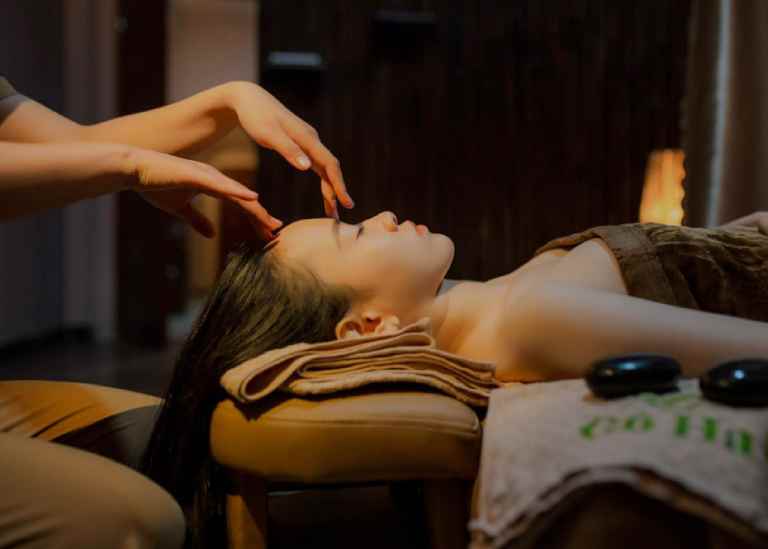 Quy trình gội đầu dưỡng sinh không chỉ đơn thuần làm sạch da đầu và tóc mà còn mang lại nhiều lợi ích về sức khỏe và tinh thần.