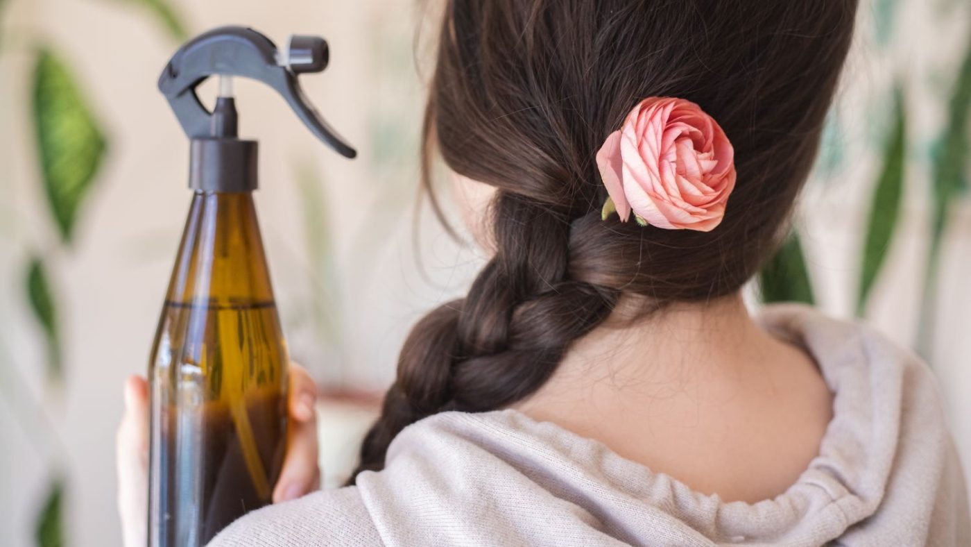 Xịt dưỡng tóc chống nắng và chống khô hoạt động dựa vào khả năng tạo lớp màng bảo vệ trên bề mặt tóc.