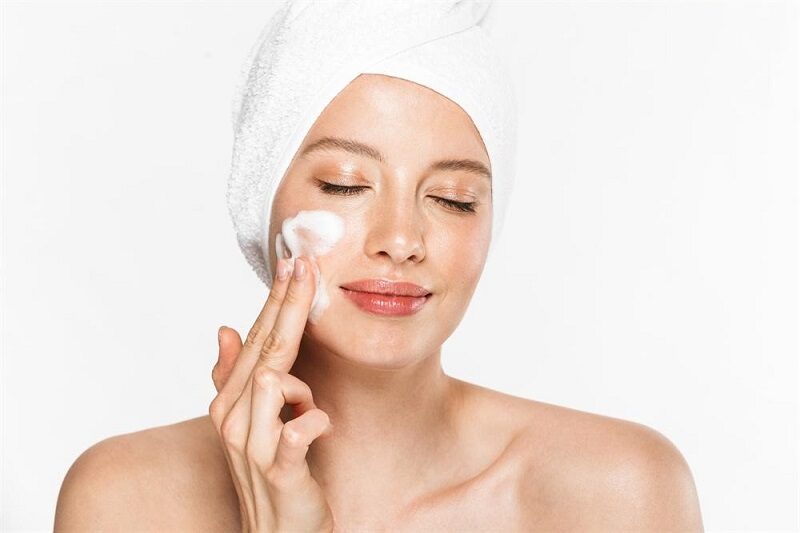 Để thực hiện bí quyết làm đẹp cuối năm hiệu quả, bước quan trọng nhất là làm sạch làn da