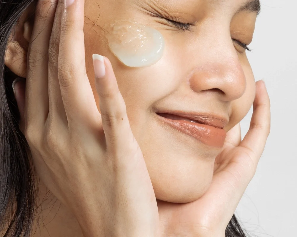 Cách bảo vệ da mùa nồm không chỉ giúp bạn tránh các vấn đề về da như mụn, kích ứng mà còn duy trì vẻ tươi trẻ lâu dài cho làn da