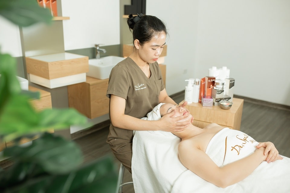 Skinlab cung cấp các dịch vụ chăm sóc da chuyên sâu được thiết kế riêng biệt nhằm bảo vệ và nuôi dưỡng da tối ưu.