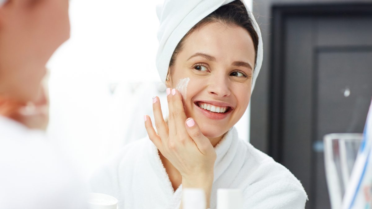 Chăm sóc da ban ngày mùa xuân đòi hỏi sự thận trọng để bảo vệ da khỏi các yếu tố như tia UV, sự thay đổi khí hậu và bụi bẩn từ môi trường