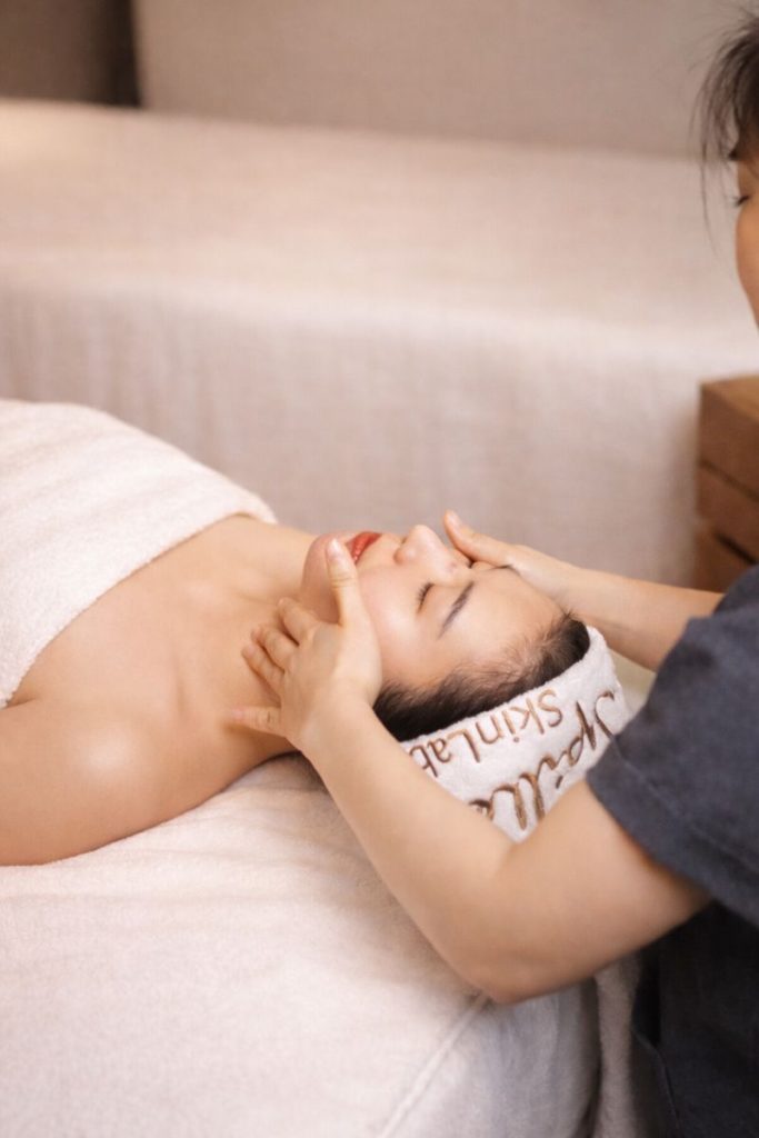 dịch vụ tại Skinlab giúp cân bằng và kiểm soát dầu nhờ áp dụng các kỹ thuật phần chăm sóc công nghệ cao an toàn và hiệu quả.