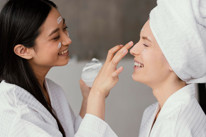 Bài viết này sẽ chia sẻ cách chăm sóc da khi trang điểm nhiều ngày Tết giúp bạn duy trì vẻ đẹp tự nhiên và khỏe khoắn suốt dịp lễ dài.