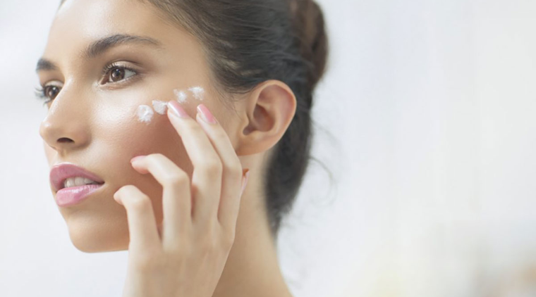 Chăm sóc da khi trời nồm ẩm trở nên cần thiết giúp bảo vệ làn da khỏi các tác nhân gây hại và duy trì sự tươi sáng, khỏe mạnh