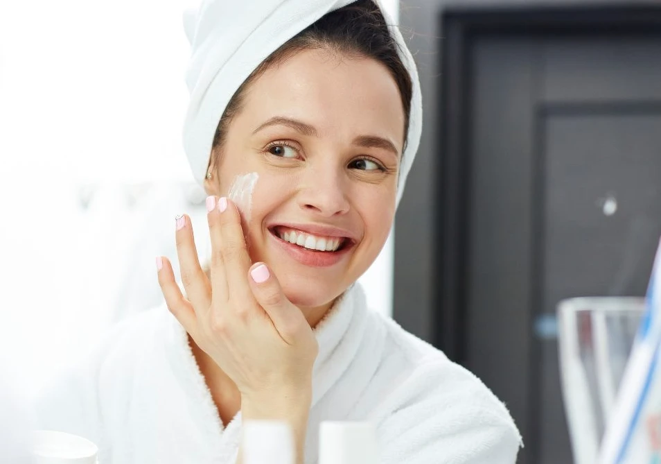 Chăm sóc da mùa ẩm là vấn đề rất quan trọng bởi khí hậu ẩm ướt có thể làm da trở nên nhờn, dễ nổi mụn và tổn thương