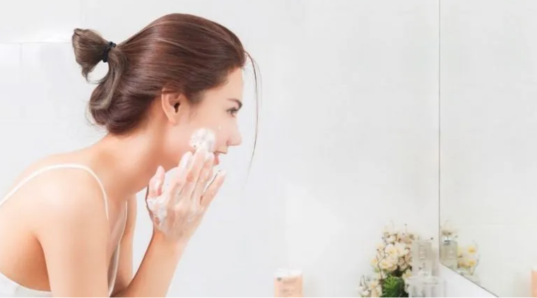 chăm sóc da mùa nồm miền Bắc trở nên vô cùng quan trọng để bảo vệ da khỏi các tình trạng như mụn, kích ứng hay nấm da.