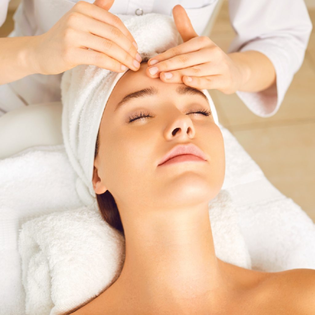 Hiểu rõ các nguyên tắc và cách chăm sóc đúng mùa sẽ hỗ trợ làn da luôn đàn hồi, mịn màng, hạn chế các vấn đề như mụn do môi trường bên ngoài.