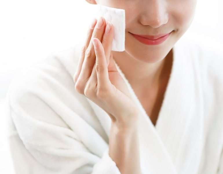 Vệ sinh da kỹ càng mỗi ngày là bước nền tảng giúp loại bỏ bụi bẩn và bã nhờn, giảm thiểu tình trạng da bị bí tắc lỗ chân lông mùa nồm
