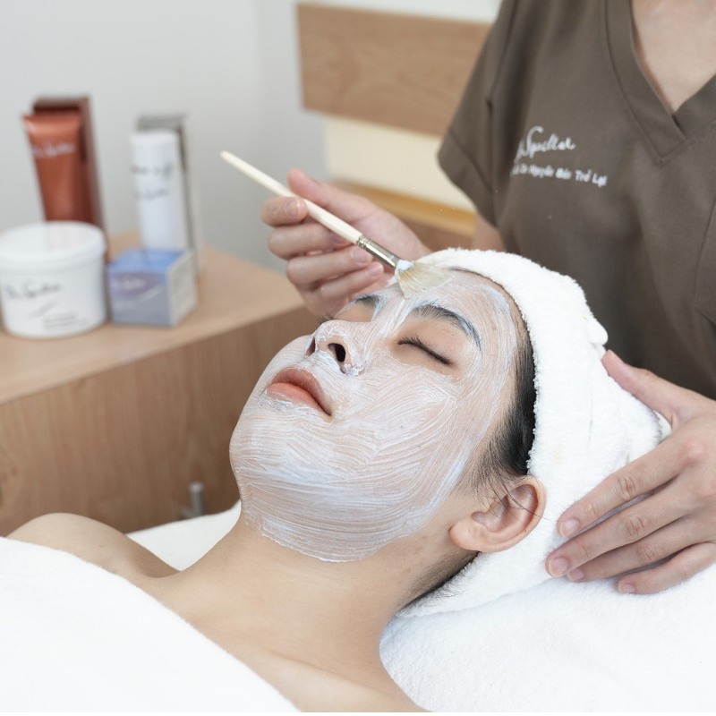 Khi đến Skinlab, khách hàng được trải qua quá trình phân tích và đánh giá da kỹ càng bằng dịch vụ spa hàng đầu
