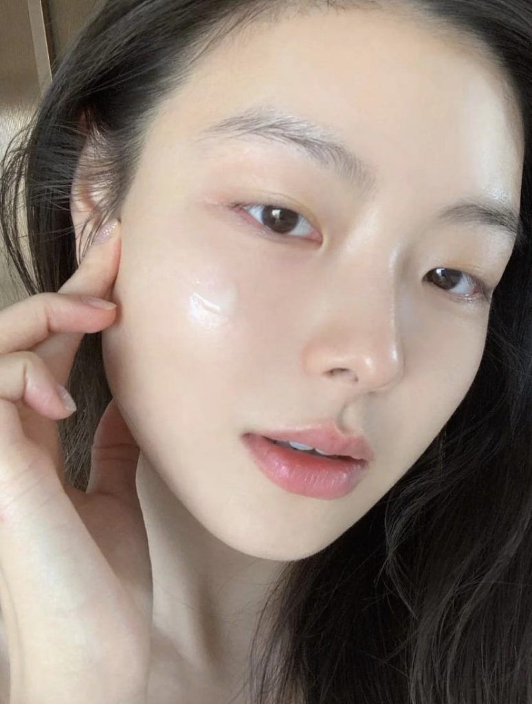 Chăm sóc da đúng cách trong mùa nồm là bước thiết yếu để khắc phục và giảm thiểu tình trạng da xỉn màu mùa nồm.