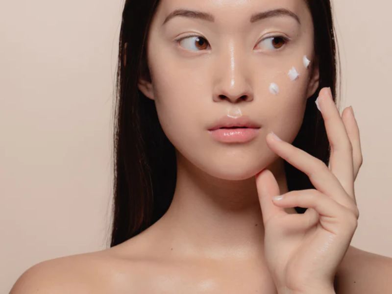 Dưỡng ẩm da mùa đông là một bước chăm sóc không thể thiếu để bảo vệ làn da khỏi tình trạng khô, nứt nẻ