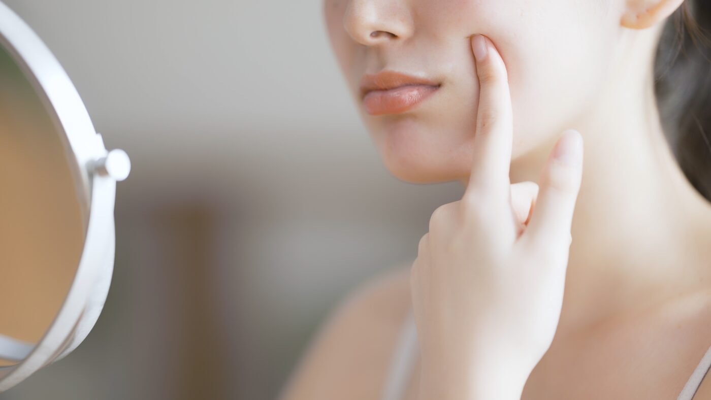 Vào mùa lạnh, làn da thường dễ bị tổn thương do thời tiết hanh khô và nhiệt độ giảm thấp.