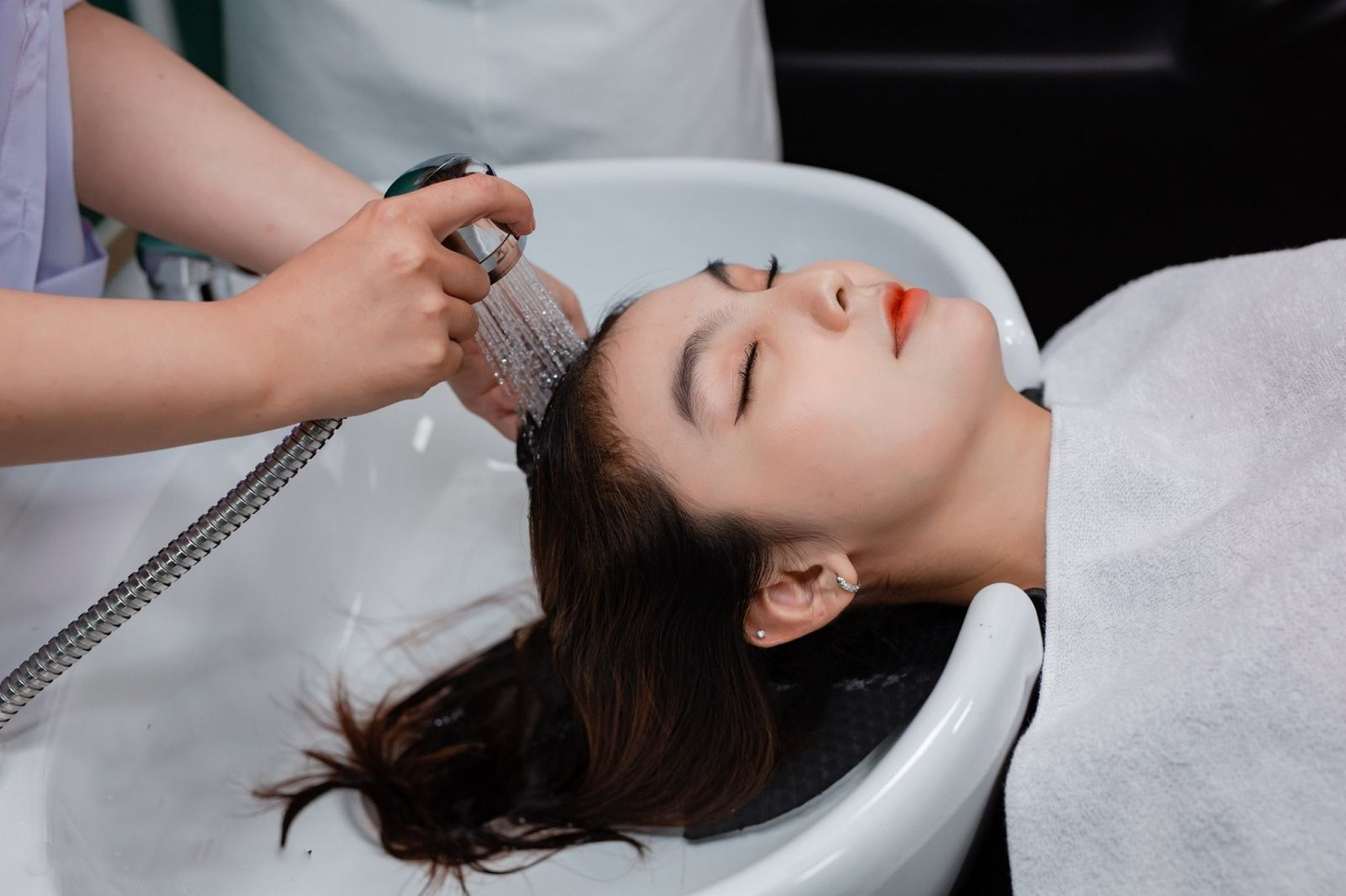 Gội đầu dưỡng sinh chăm sóc sức khỏe tinh thần còn là cách tuyệt vời để giảm stress hiệu quả, hỗ trợ cải thiện giấc ngủ