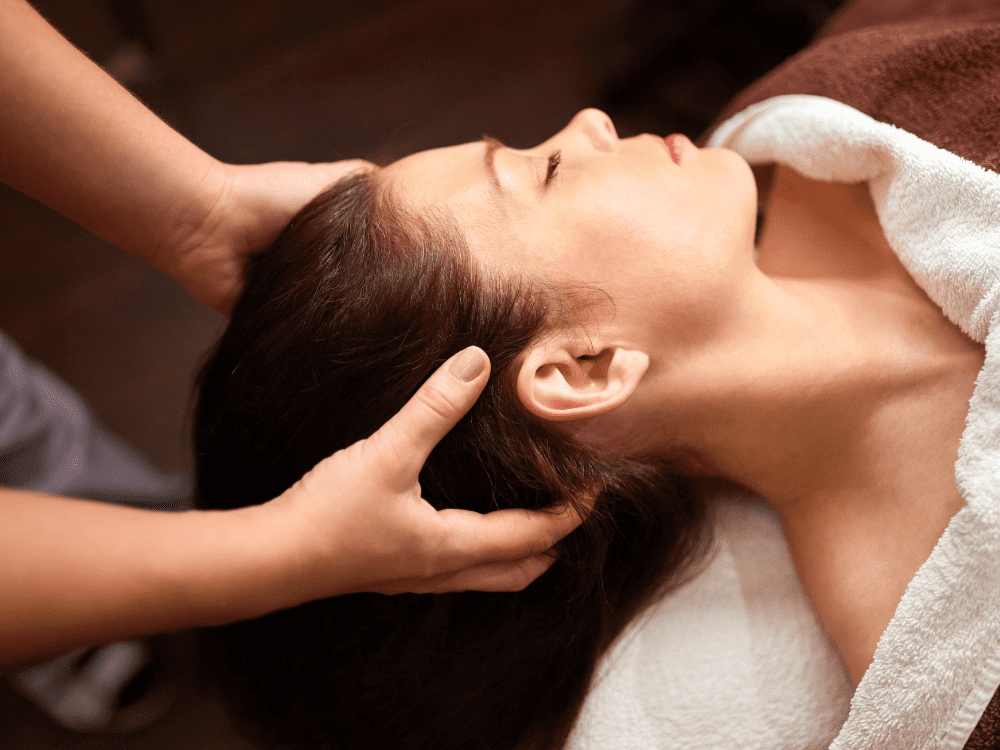 Skinlab là điểm đến uy tín hàng đầu chuyên cung cấp dịch vụ chăm sóc da và tóc chuyên sâu, trong đó gội đầu dưỡng sinh chuẩn spa cao cấp