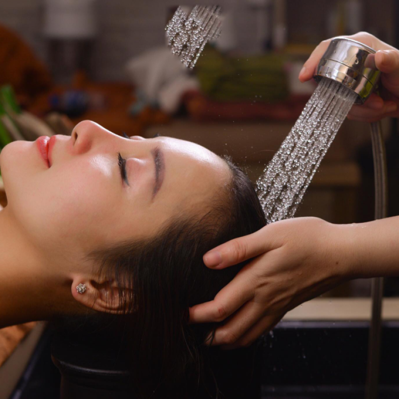 Skinlab tự hào là điểm đến tin cậy chuyên cung cấp dịch vụ gội đầu dưỡng sinh nổi bật tại thị trường chăm sóc sắc đẹp hiện nay.