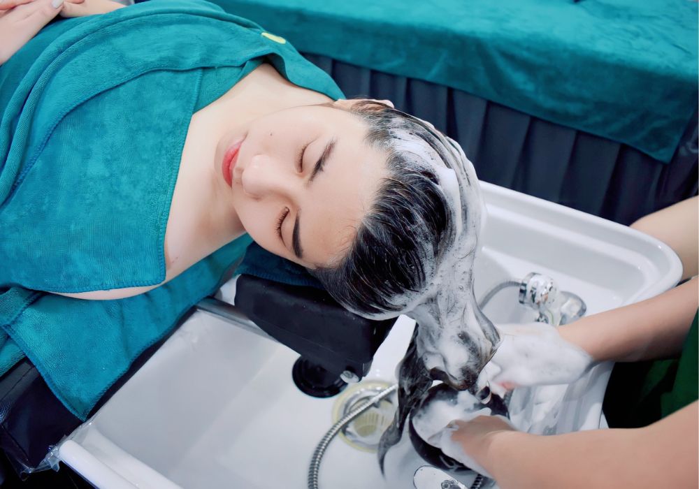 Lựa chọn gội đầu dưỡng sinh và gội đầu thường đóng vai trò then chốt giúp bảo vệ và phục hồi sức khỏe mái tóc của bạn