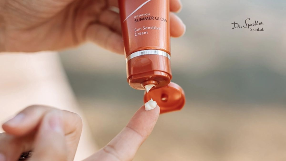 Sử dụng kem chống nắng mùa nồm là bước thiết yếu giúp ngăn chặn tia UV và vi khuẩn phát triển trên da