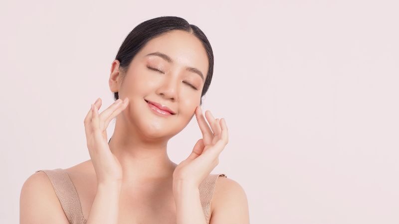 Làm đẹp da đón Tết bắt đầu với việc dưỡng da đúng quy trình hàng ngày.