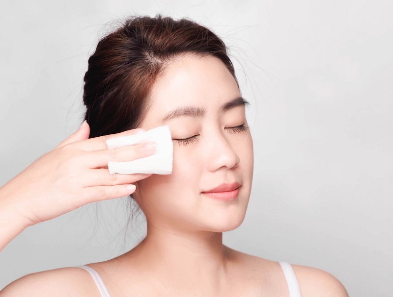 Tẩy tế bào chết đóng vai trò then chốt giúp loại bỏ lớp sừng già cỗi, tế bào chết tích tụ trong những ngày trời ẩm.