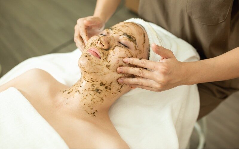 Dịch vụ của Skinlab không chỉ giải quyết vấn đề mụn mùa nồm tạm thời mà còn xây dựng nền tảng cho làn da khỏe mạnh trong suốt mùa nồm ẩm