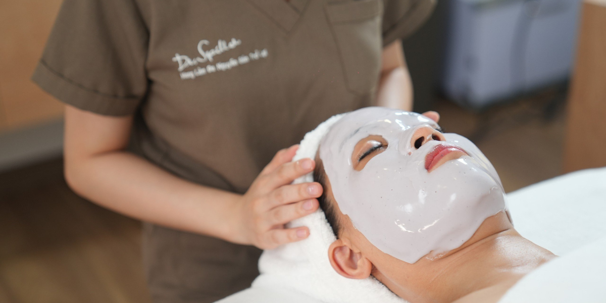 Khi áp dụng routine skincare mùa xuân cần theo dõi phản ứng của da và lựa chọn sản phẩm phù hợp