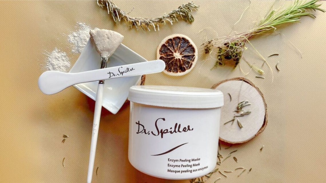 Chăm sóc da trong mùa nồm là bước quan trọng giúp bạn phòng tránh tình trạng da bị tổn thương và kích ứng do khí hậu ẩm ướt gây ra