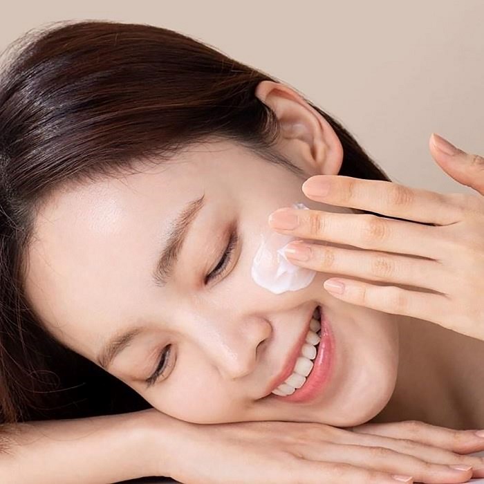 Hiểu rõ ảnh hưởng của thời tiết nồm ẩm và làn da là yếu tố quan trọng giúp bạn bảo vệ sức khỏe làn da hiệu quả trong điều kiện thời tiết thay đổi.