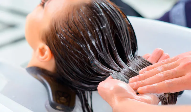 Mùa hè có thể là thời điểm thử thách nhiều nhất với mái tóc của bạn nếu không có kế hoạch chăm sóc và bảo vệ kỹ lưỡng.