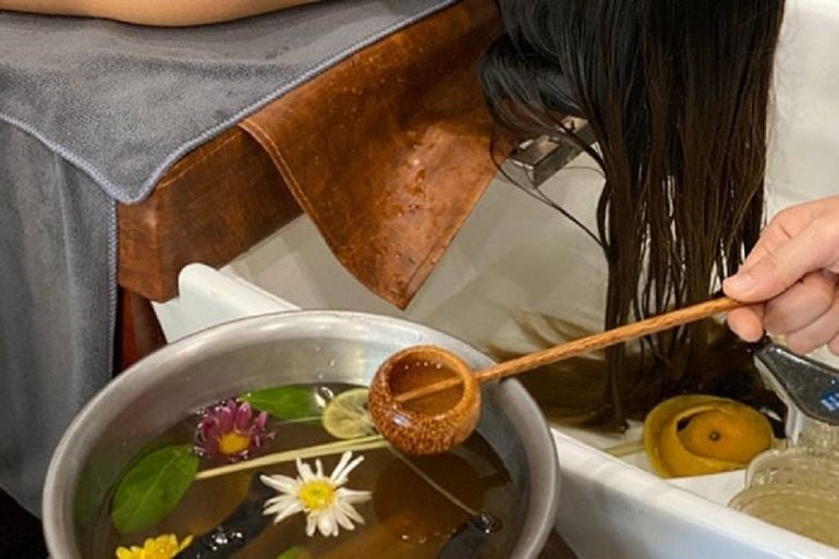 Dầu gội thảo dược không chỉ chăm sóc da đầu mà còn góp phần kích thích mọc tóc và ngăn ngừa rụng, sự đứt gãy.