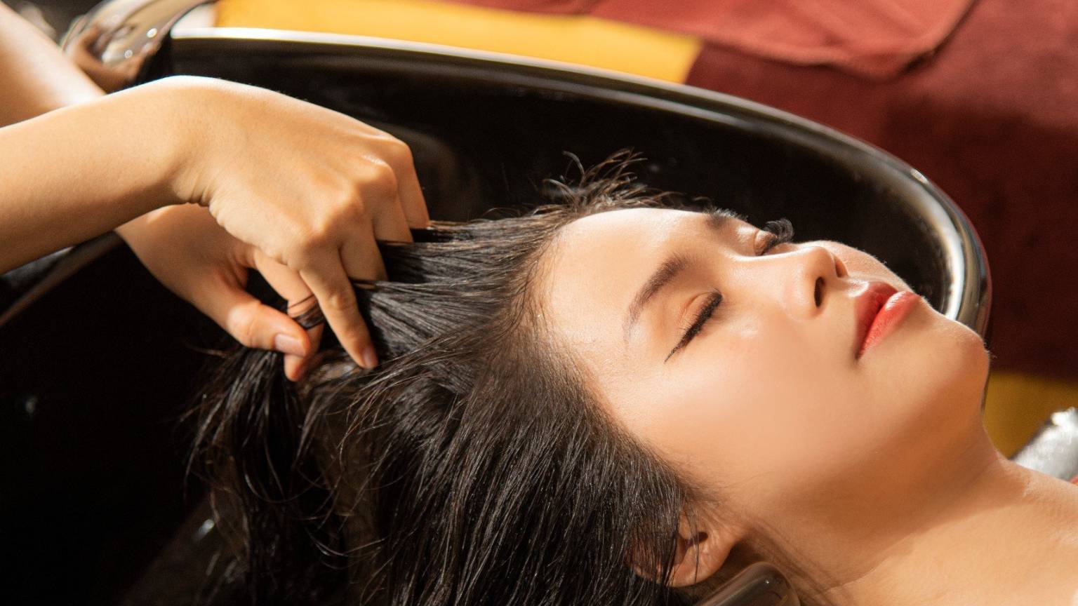 Từ khóa chính "xu hướng dưỡng ẩm tóc sâu 2026" không thể thiếu trong việc lựa chọn sản phẩm phù hợp cho từng loại tóc