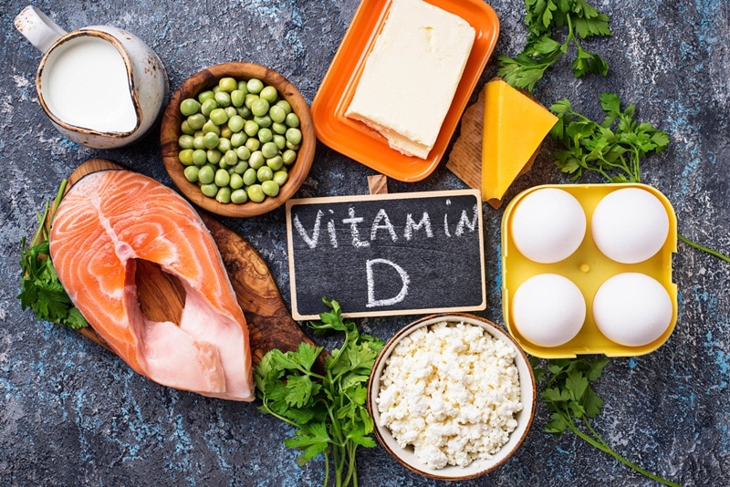 Để duy trì mái tóc chắc khỏe và bóng mượt, việc bổ sung các loại vitamin quan trọng như vitamin A, B, C, D, E và biotin rất cần thiết.