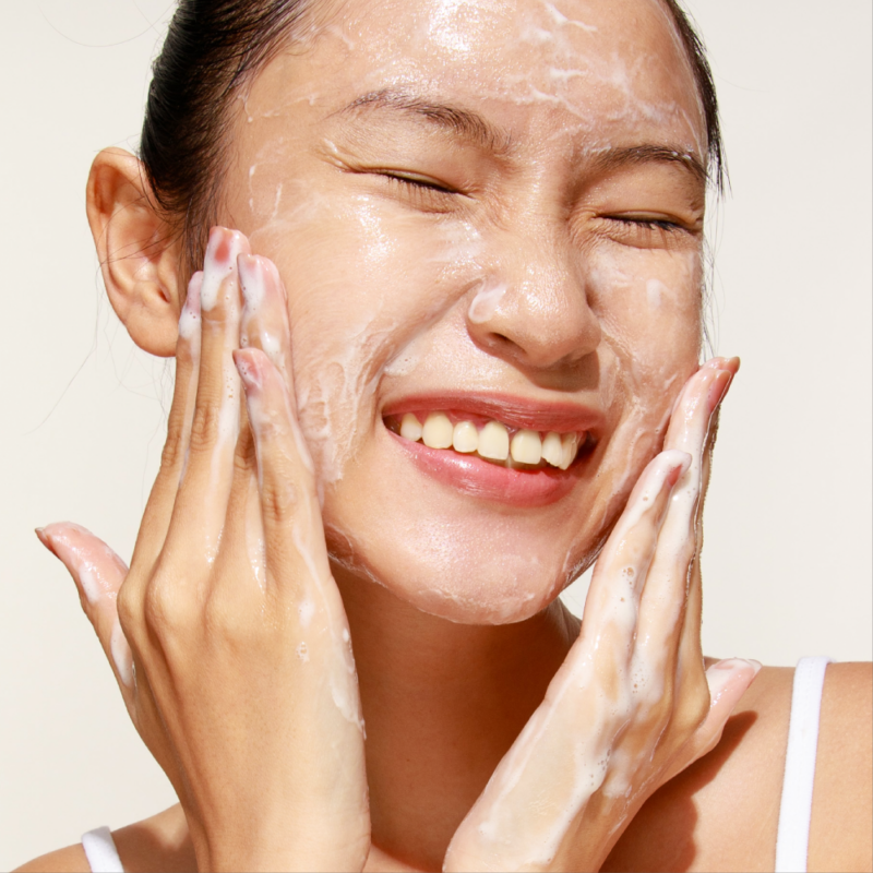 Giữ gìn vệ sinh cá nhân, lựa chọn sản phẩm chăm sóc da an toàn, phù hợp với loại da và đặc điểm khí hậu là bước cơ bản mà mọi người nên thực hiện.