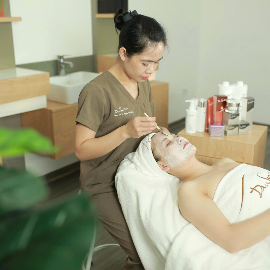 Hiện nay, nhiều spa chăm sóc da nhạy cảm HCM ứng dụng các thiết bị công nghệ hiện đại để điều trị hiệu quả và an toàn