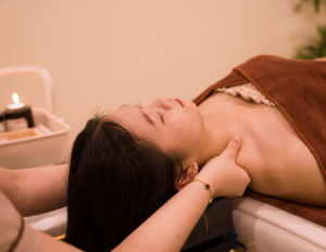 spa gội đầu dưỡng sinh Bình Thạnh không chỉ mang lại cảm giác dễ chịu mà còn giúp tăng cường tuần hoàn máu, giúp bạn có mái tóc khỏe mạnh, bồng bềnh tự nhiên