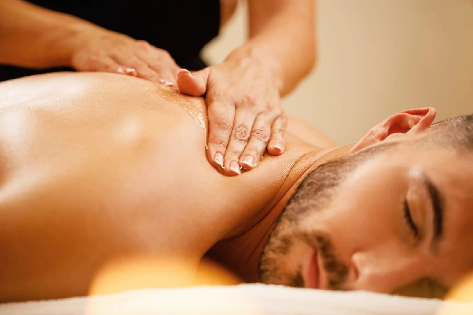 Spa massage cho nam HCM không chỉ giúp giảm áp lực công việc, mà còn hỗ trợ phục hồi cơ bắp hiệu quả.