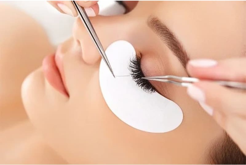 Dịch vụ spa Quảng Ninh nối mi được rất nhiều người quan tâm nhờ những lợi ích vượt trội mà nó mang lại cho vẻ đẹp và sức khỏe của hàng mi