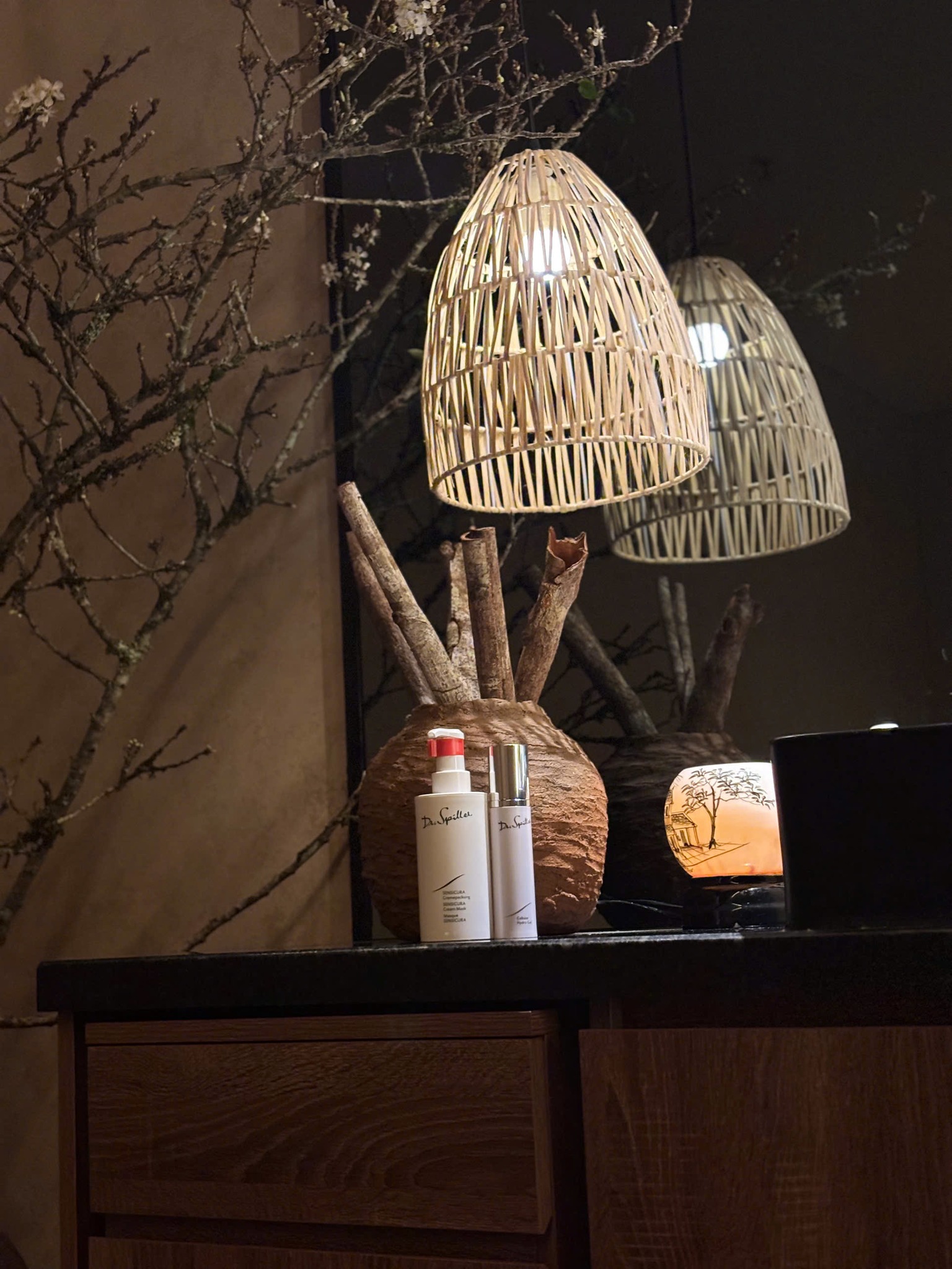 Skinlab nổi bật như một thương hiệu uy tín với các dịch vụ chăm sóc da chuyên sâu và hiện đại