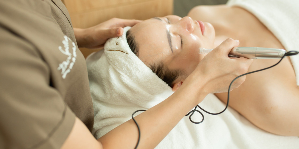 Spa trị mụn công nghệ cao HCM sử dụng nhiều phương pháp tiên tiến, điển hình như laser, ánh sáng sinh học và công nghệ siêu âm