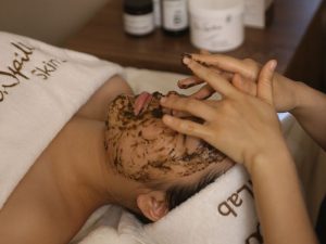thực tế cho thấy hiệu quả của peel không chỉ nằm ở bước trị liệu mà phụ thuộc rất lớn vào chăm sóc da sau peel tại spa