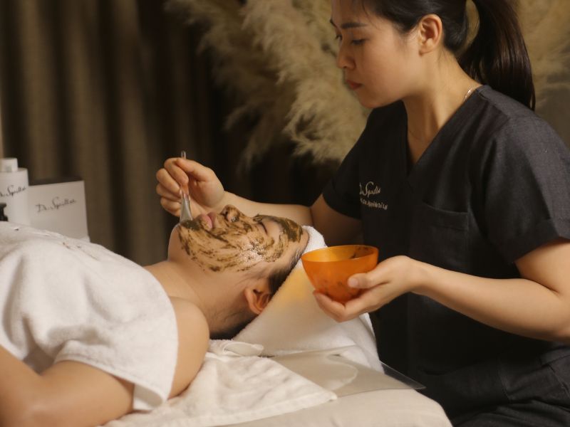 Quy trình peel da tại spa chuẩn xác gồm nhiều bước thiết yếu để đảm bảo hiệu quả và an toàn cho làn da.