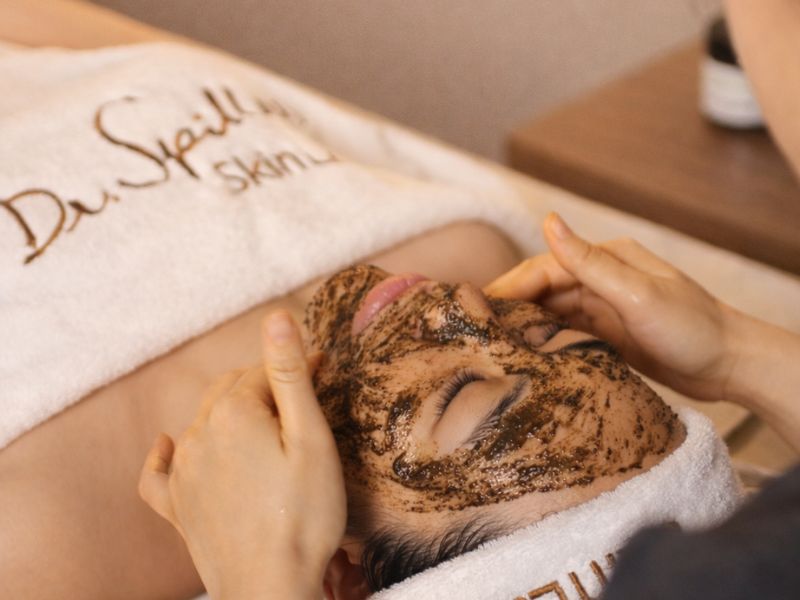 Peel da cho da khô tại spa vừa giúp làm sạch sâu vừa tái tạo làn da mềm mại và chắc khỏe.