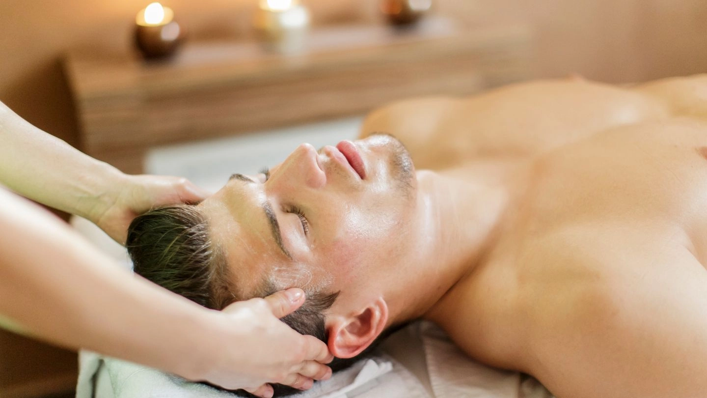 Nguyên tắc đầu tiên khi thực hiện peel da spa cho nam giới là xác định rõ tình trạng da mỗi người nhằm tránh dùng các loại peel quá mạnh