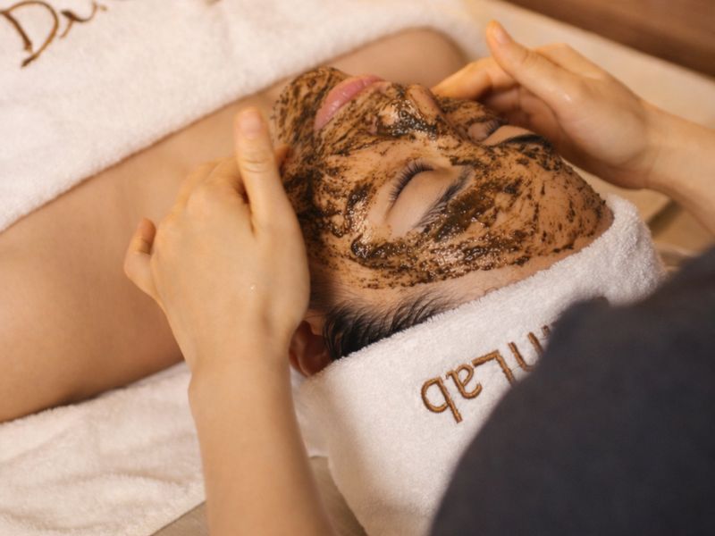 Peel da trẻ hóa tại spa là bước khởi đầu giúp làn da được tái sinh một cách khoa học