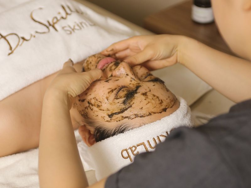 Sau liệu trình peel da trẻ hóa da tại spa, việc duy trì chế độ chăm sóc da hợp lý đóng vai trò rất quan trọng.